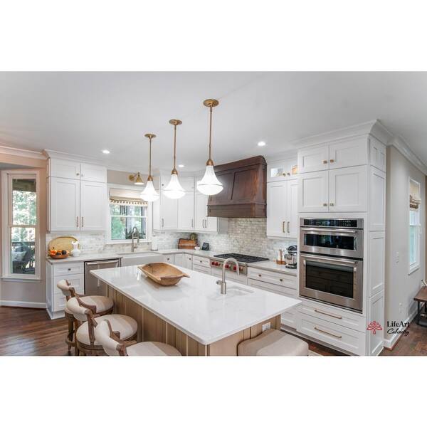 https://images.thdstatic.com/productImages/eafa995b-62c5-4c25-8bc4-cd29fcb25f5c/svn/shaker-white-lifeart-cabinetry-assembled-kitchen-cabinets-alw-bls33-31_600.jpg