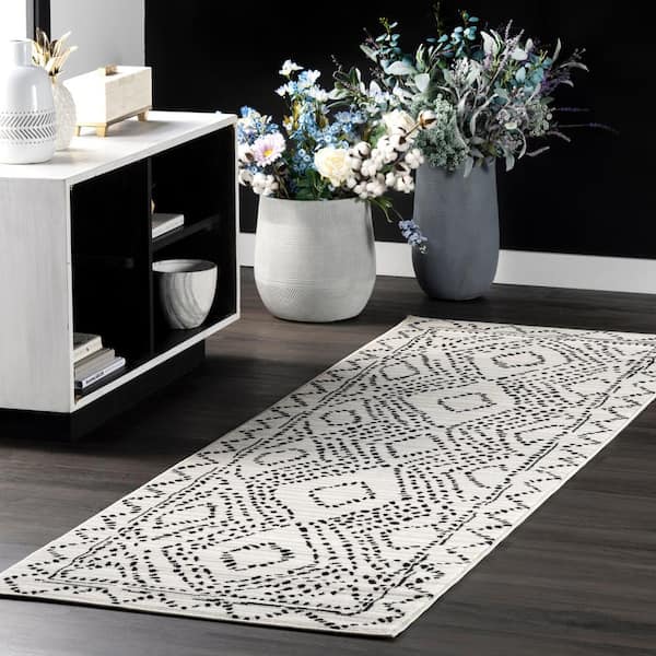 Mila Dotted Diamond Trellis Gray 2 ft. 8 in. x 8 ft. Indoor Runner Rug