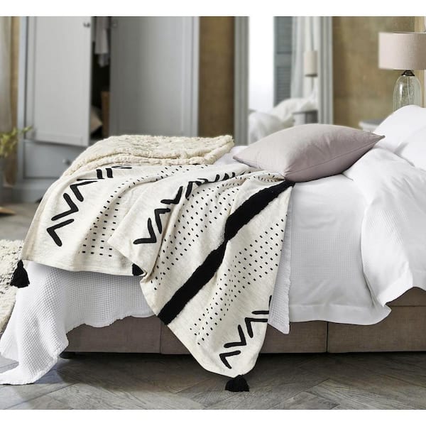 LR Home Avant Garde Black/White 50 in. x 60 in. Modern Boho Tufted Stripe Geometric Cotton Throw Blanket