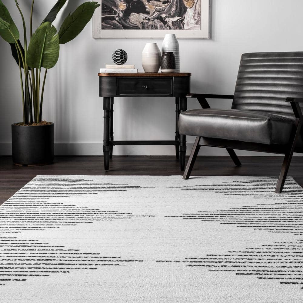 Black and White Diamond Pattern Washable 4' x 6' Rug