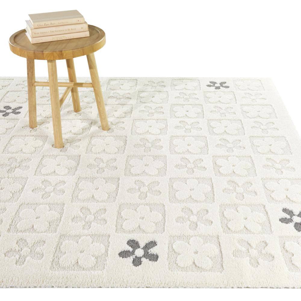 Alyson Gray Floral Synthetic Kids' Area Rug 5'3" x 7'