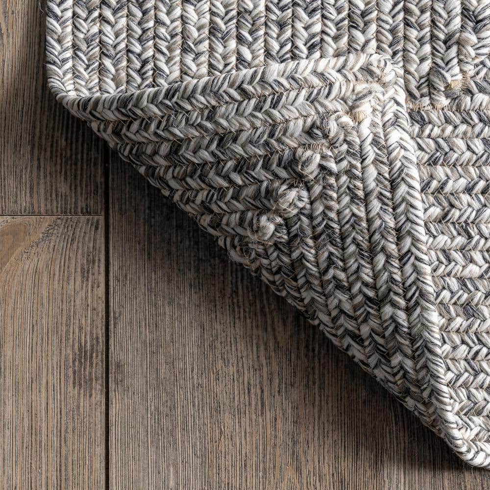 Classic Braided 6' Round Synthetic Rug in Salt and Pepper