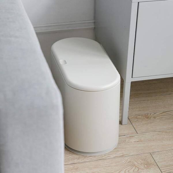 https://images.thdstatic.com/productImages/ec3fa471-d845-4a46-aa8e-e4a78663e1c6/svn/cream-white-bathroom-trash-cans-b07xwd9pd7-c3_600.jpg