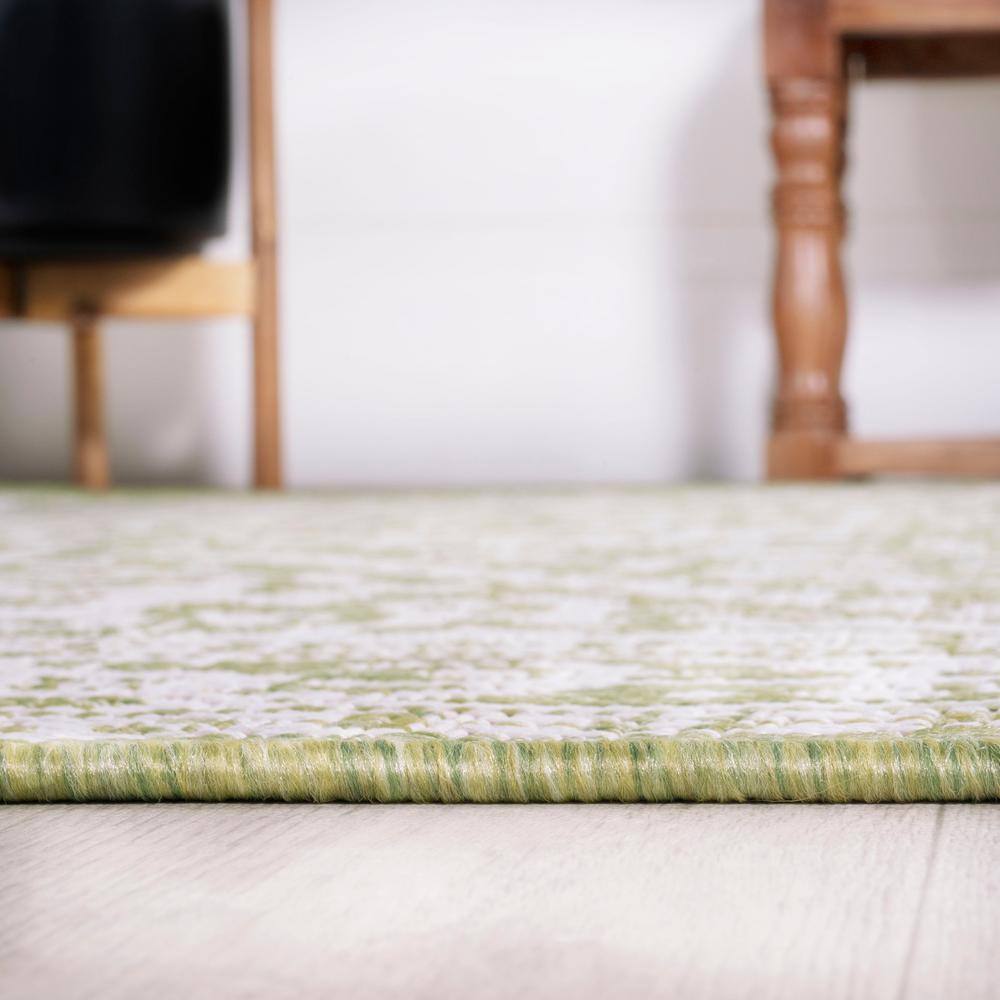 Sinjuri Green/Cream Medallion 4' x 6' Reversible Indoor/Outdoor Rug