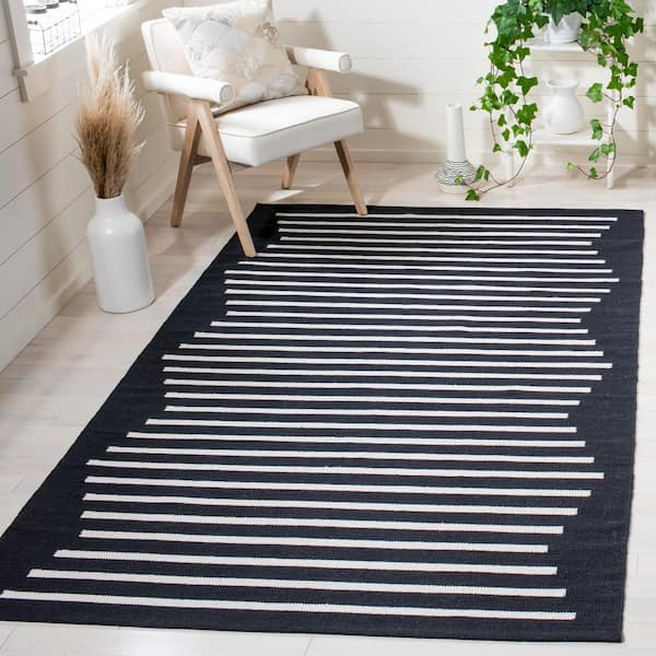 Montauk Black/Ivory 4 ft. x 6 ft. Chevron Lines Area Rug