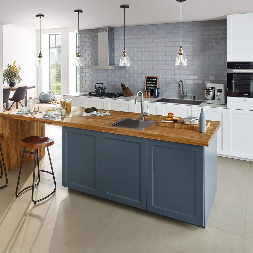 Modern Black Metal Kitchen Faucet with Triple Spray and Pull-out Feature