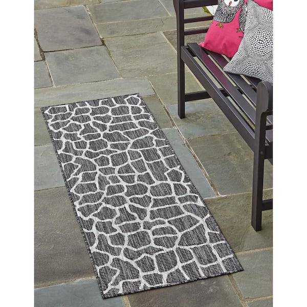 Outdoor Giraffe Dark Gray 2 ft. x 6 ft. Runner Rug