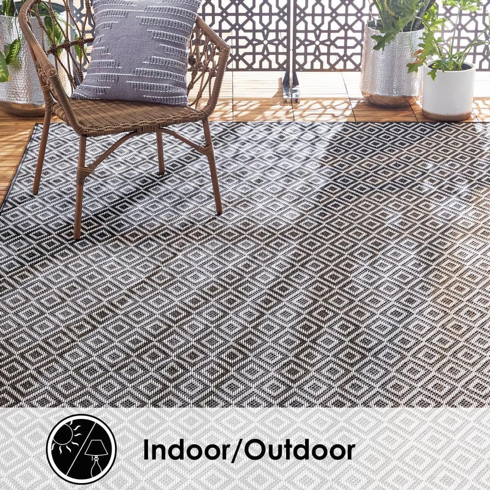 Charcoal and Cream Diamond Synthetic 6' x 9' Area Rug