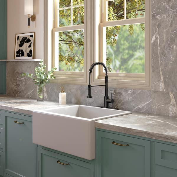 Single-Handle Pull Down Sprayer Kitchen Faucet with Deckplate in Matte Black