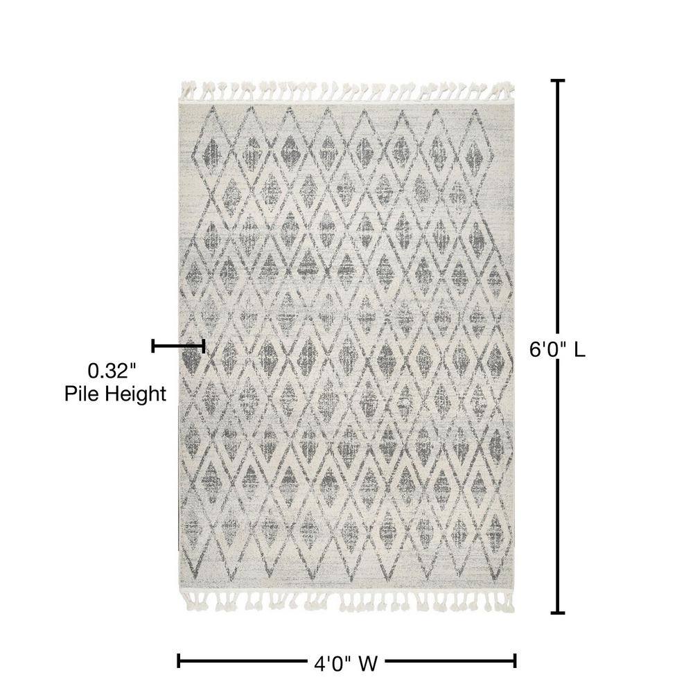 Gray Geometric Easy Care Synthetic Indoor/Outdoor Rug 4' x 6'