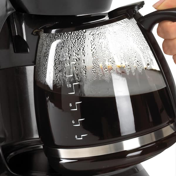 https://images.thdstatic.com/productImages/ef1bdbde-f2ca-422a-a96e-5d141663ebce/svn/black-black-decker-drip-coffee-makers-dcm100b-e1_600.jpg