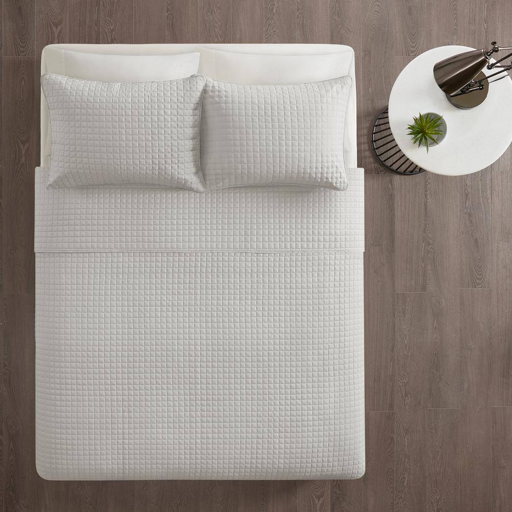 Full White Microfiber Reversible Quilt Set