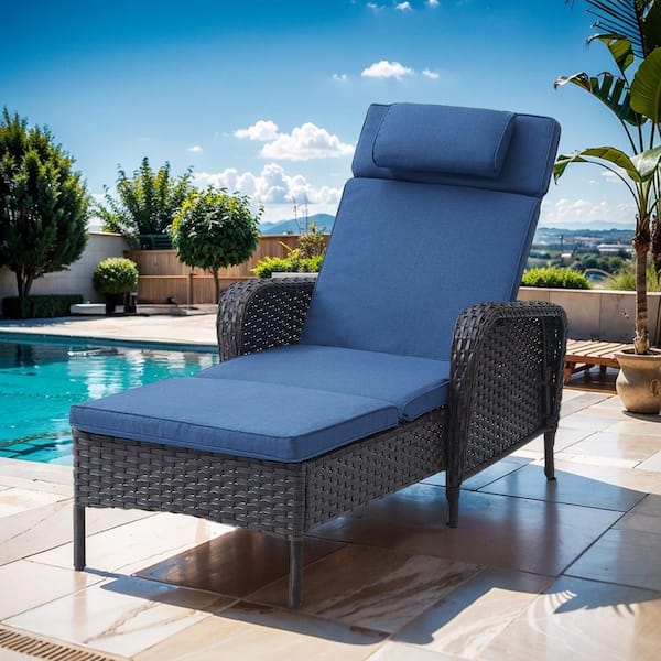 ArcoBay 1-Piece Brown Wicker Outdoor Chaise Lounge Rattan Chaise Lounge with Olefin Navy Blue Cushions