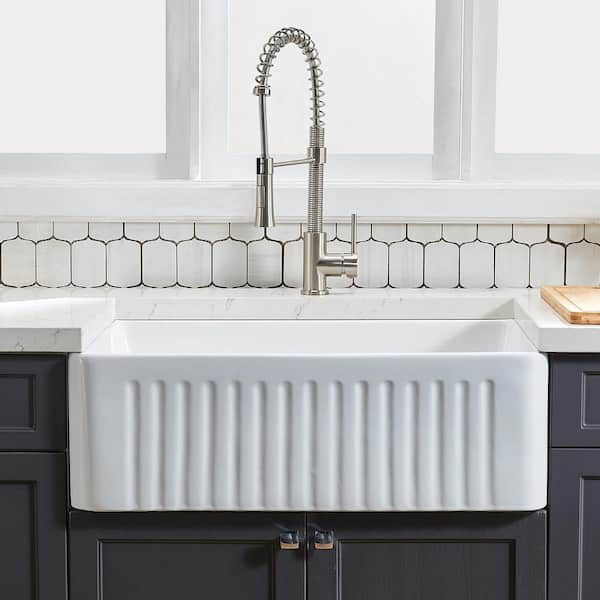 https://images.thdstatic.com/productImages/f060bff2-572f-49fe-bc6a-db0469722b86/svn/white-farmhouse-kitchen-sinks-jmwaks01-3018-31_600.jpg