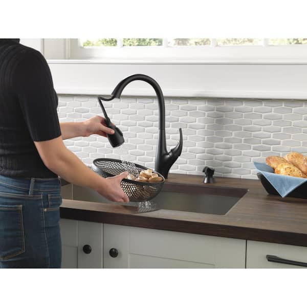 Delta DeLuca Single-Handle Pull-Down Sprayer Kitchen Faucet with