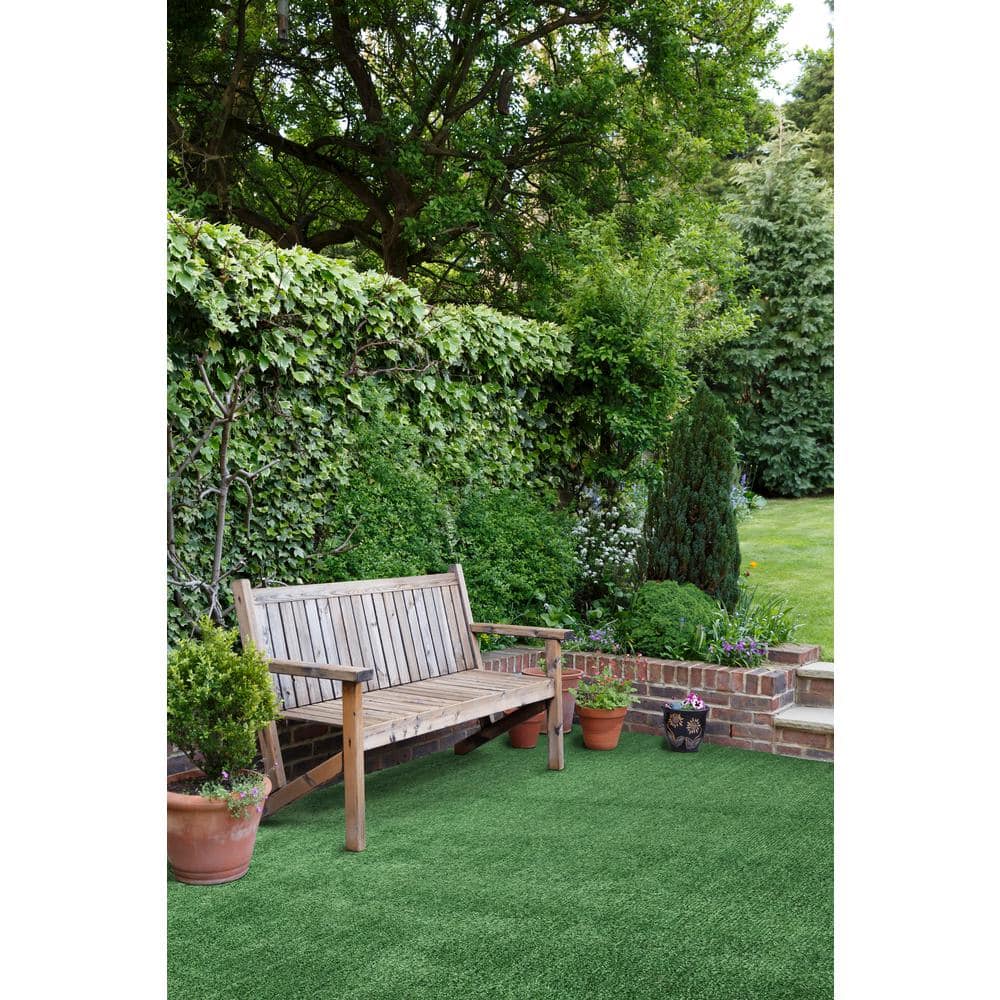 https://images.thdstatic.com/productImages/f0cd7282-2be7-4516-b98f-bc444fdb06d2/svn/emerald-green-trafficmaster-artificial-grass-lhdtrfpemegre68-e1_1000.jpg