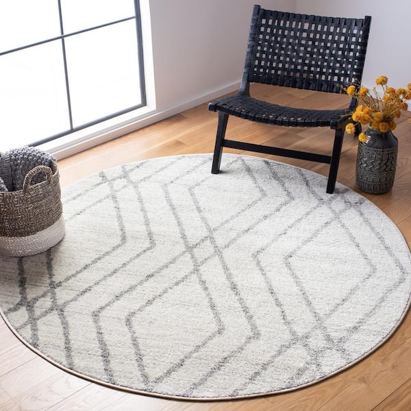 Adirondack Ivory/Gray 6 ft. x 6 ft. Chevron Diamond Round Area Rug