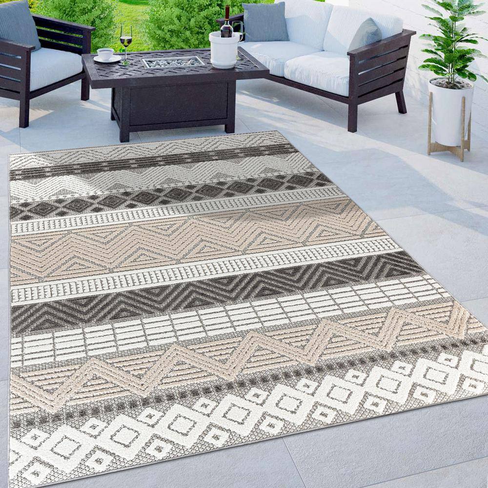Gray Geometric 5' x 7' Indoor/Outdoor Area Rug