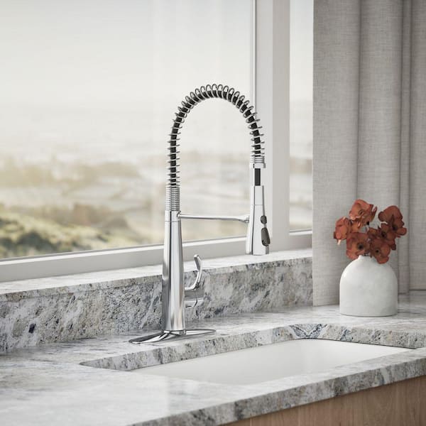 Simplice Single-Handle Pull-Down Sprayer Kitchen Faucet in Polished Chrome