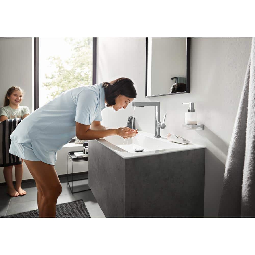 Chrome Modern Single-Hole Pull-Out Spray Bathroom Faucet