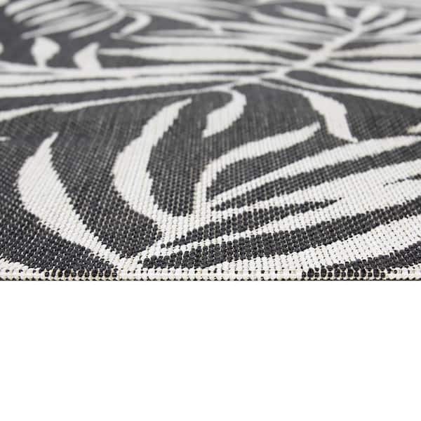 https://images.thdstatic.com/productImages/f2293eb9-a640-4155-9ef2-672260f191fa/svn/black-hampton-bay-outdoor-rugs-3004168-40_600.jpg