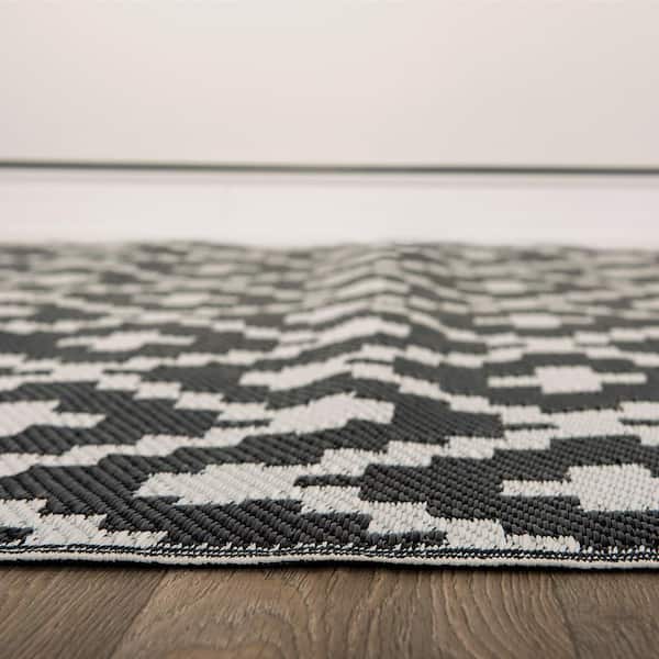 Hawaii Black 8 ft. x 10 ft. Trellis Geometric Reversible Plastic Outdoor Area Rug