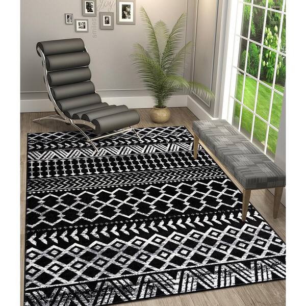 https://images.thdstatic.com/productImages/f2c6256f-be83-48d5-914b-637cfa3d0484/svn/black-white-area-rugs-cry1001-blk-3x5-hd-c3_600.jpg