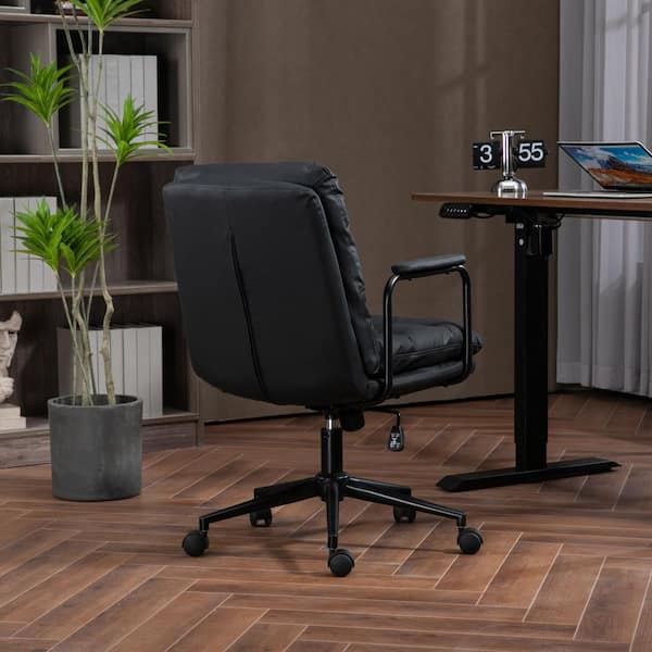 Leather Adjustable Height Swivel Office Chair in Black, Reclining 40°, Wheels and Upholstered Arms