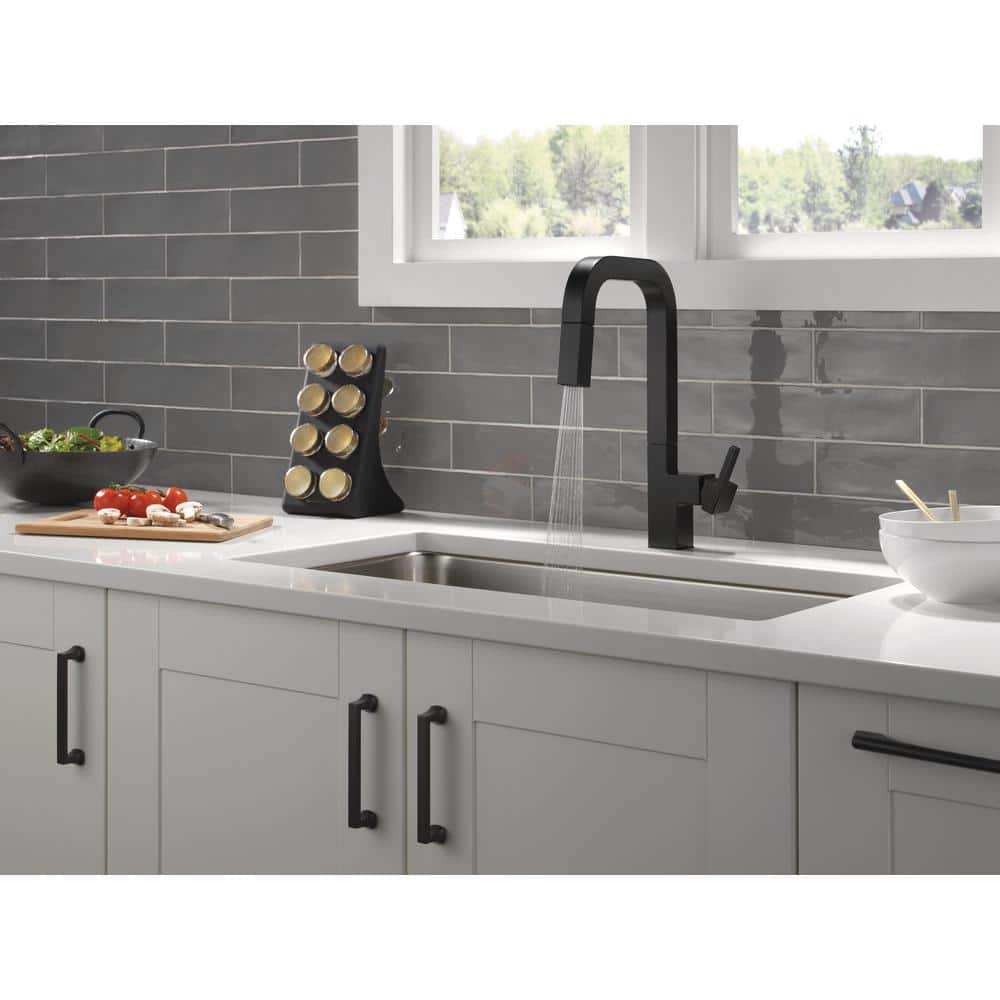 Matte Black Pull-Down Sprayer Single Handle Kitchen Faucet
