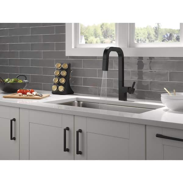 Delta Junction Single-Handle Pull-Down Sprayer Kitchen Faucet [with  MagnaTite Docking] in Matte Black 19825LF-BL - The Home Depot