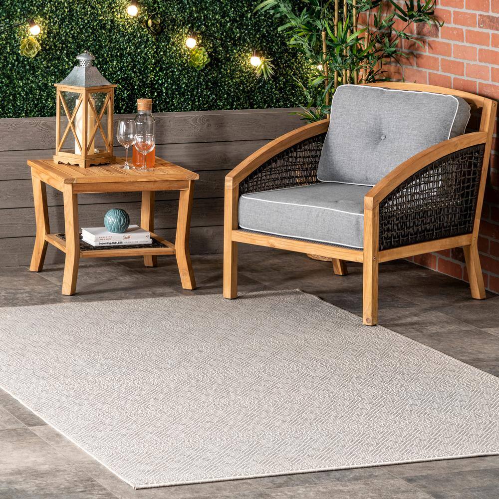 Gray Geometric 4' x 6' Reversible Synthetic Area Rug