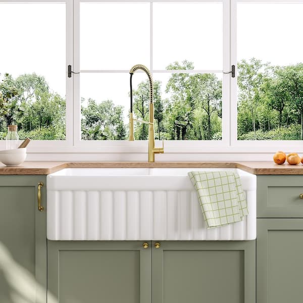 DEERVALLEY 33 in. Farmhouse Apron Front Double Bowl Kitchen Sink in White Fireclay, Grids and Strainer Included