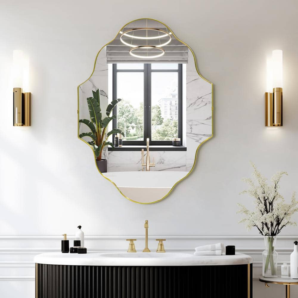 Hochwertiges 20 in. W x 30 in. H Scalloped Gold Decorative Wall Mirror ...