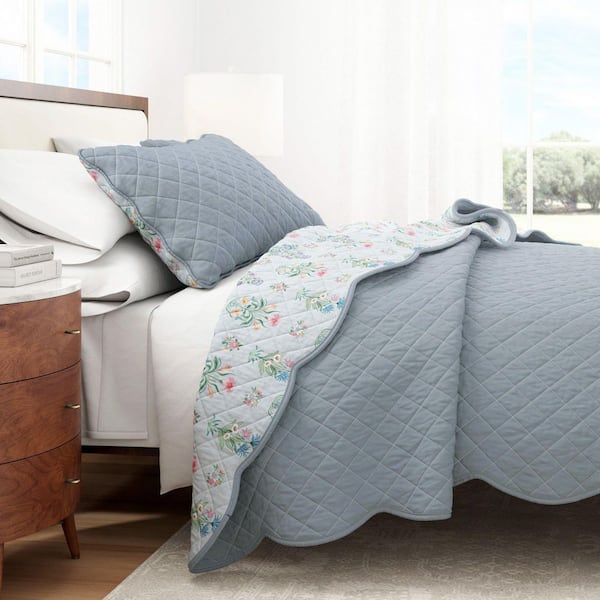 Blue Floral Boho 2-Piece Twin / Twin XL Cotton Quilt Scallopeded Bedding Set