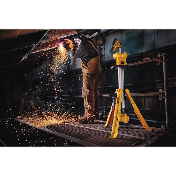 DEWALT 20V MAX 3000-Lumen Tripod Light and (1) 20V 4.0Ah Battery