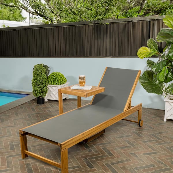 JONATHAN Y Trabuco Coastal Modern Acacia Wood Mesh 3-Position Outdoor Chaise Lounge Set with Side Table, Dark Gray/Teak Brown