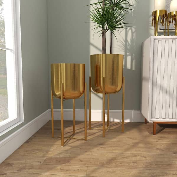 CosmoLiving by Cosmopolitan 22 in., and 19 in. Large Gold Metal