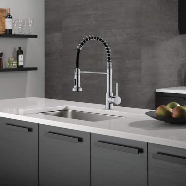 Single Hole Single-Handle Pull-Down Sprayer Kitchen Faucet in Chrome
