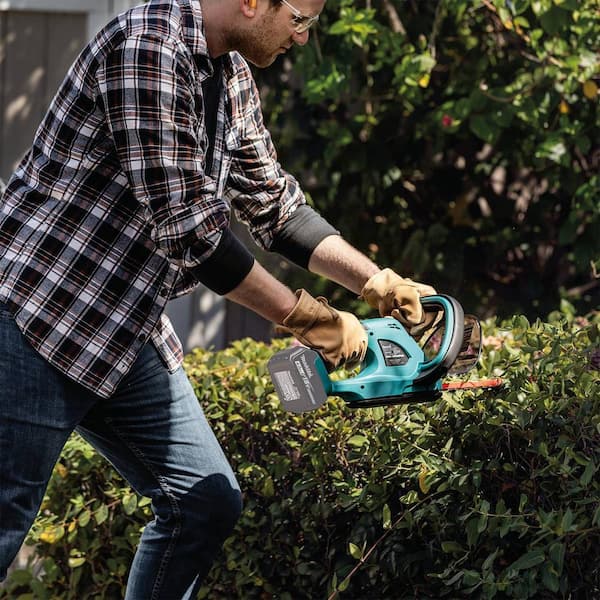 Makita 22 in. 18V LXT Lithium-Ion Cordless Hedge Trimmer (Tool-Only) XHU02Z - The Depot