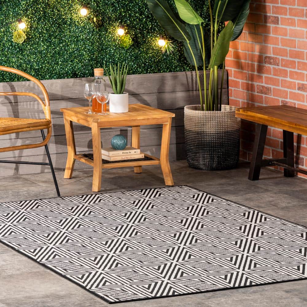 Reversible Black Synthetic 5' x 8' Indoor/Outdoor Easy Care Rug