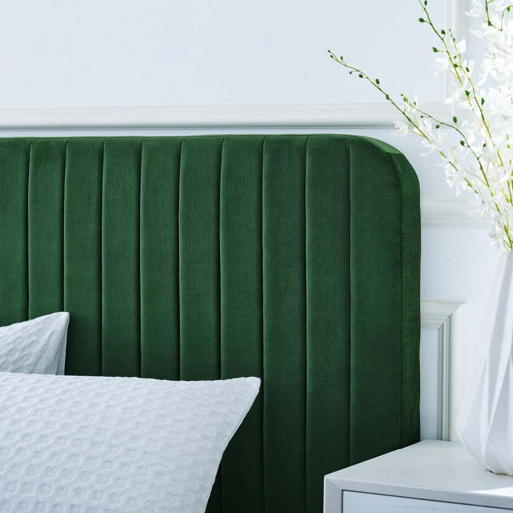 Emerald Green Velvet Tufted Queen Platform Bed with Wood Frame