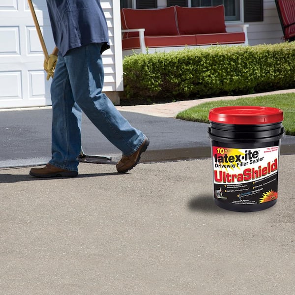 Latex Ite 4 75 Gal Ultra Shield Driveway Filler Sealer 36 Pails Pallet 70691p The Home Depot