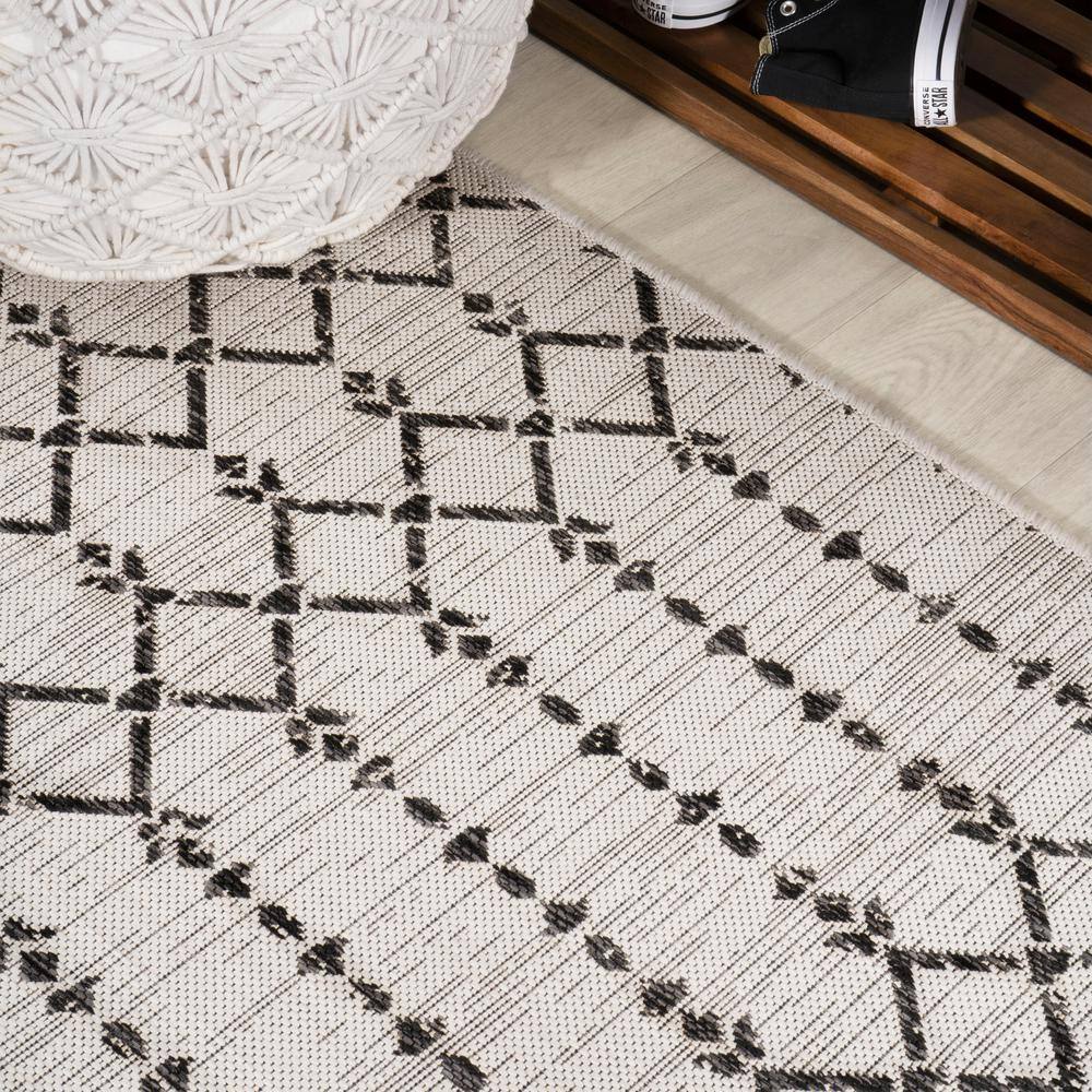 Black and White Geometric Flat Woven 5' x 7' Area Rug