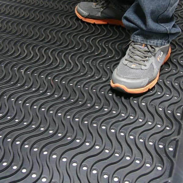 https://images.thdstatic.com/productImages/f64eeb6b-acce-45e9-bd5d-f45b6ae34bbb/svn/gray-rubber-cal-commercial-floor-mats-03-213-bk-c3_600.jpg