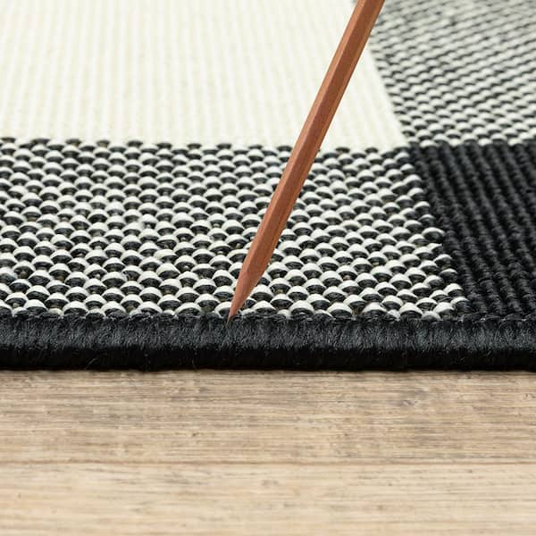 https://images.thdstatic.com/productImages/f65a3720-ace5-461c-be16-de615624fa75/svn/ivory-black-stylewell-outdoor-rugs-564675-40_600.jpg