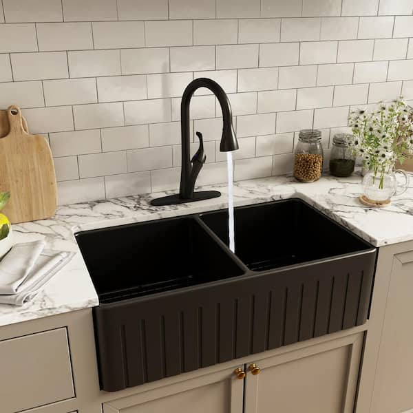 3-Spray Patterns Stainless Steel Single Handle Pull Down Sprayer Kitchen Faucet with Deck Plate in Matte Black