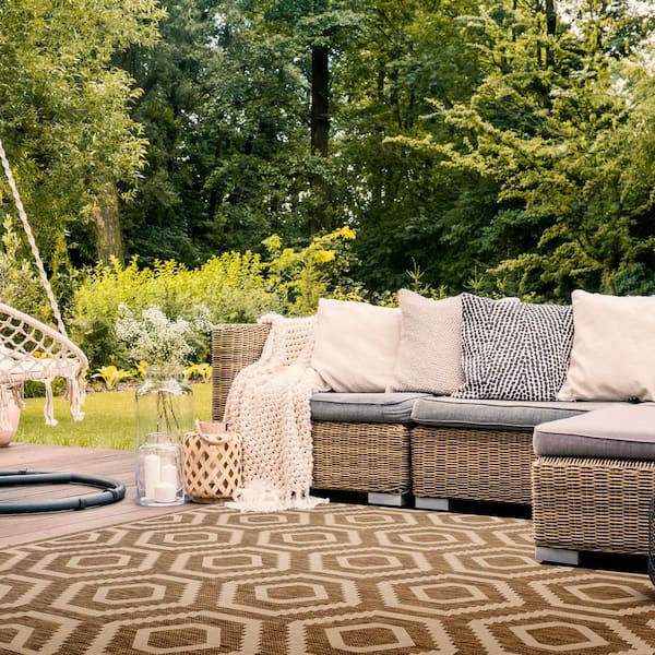 Courtyard Brown/Bone 8 ft. x 8 ft. Round Geometric Indoor/Outdoor Patio  Area Rug
