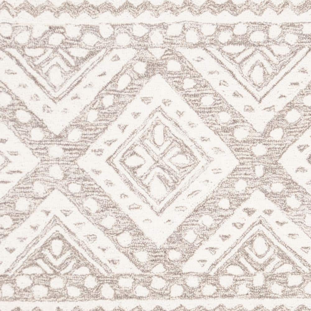 Hand-tufted Elegance Round Gray Wool 59" Area Rug