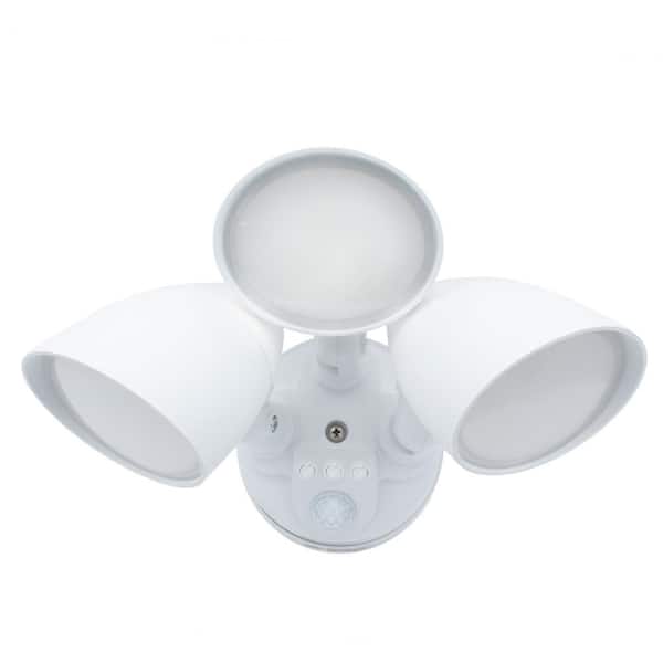 Maxxima 30-Watt 150-Degree White 3 Head Motion Activated Outdoor Integrated LED Security Light with Dusk to Dawn Sensor