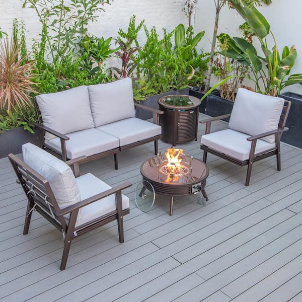Leisuremod Walbrooke Brown 5-Piece Aluminum Round Patio Fire Pit Set with Light Grey Cushions, Slats Design, Tank Holder